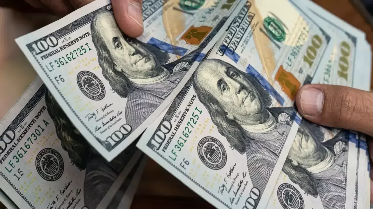 تباين أسعار الدولار بين البنوك: مصرف يرفع قيمته إلى 54.47 وآخر يهبط لسعر 54.32